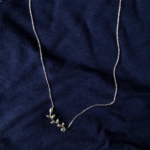 Tiffany’s olive leaf pendant - Picture 2 of 5